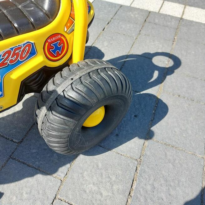 Motorek trójkołowy na pedały