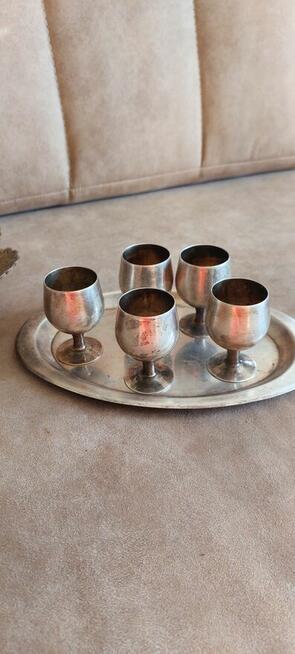 Zestaw srebrnych kieliszków z tacą