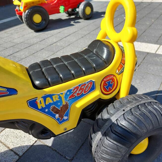 Motorek trójkołowy na pedały