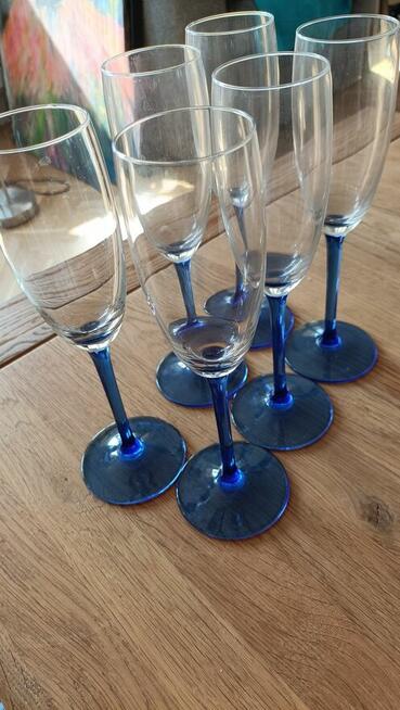 Piękne kobaltowe kieliszki do szampana