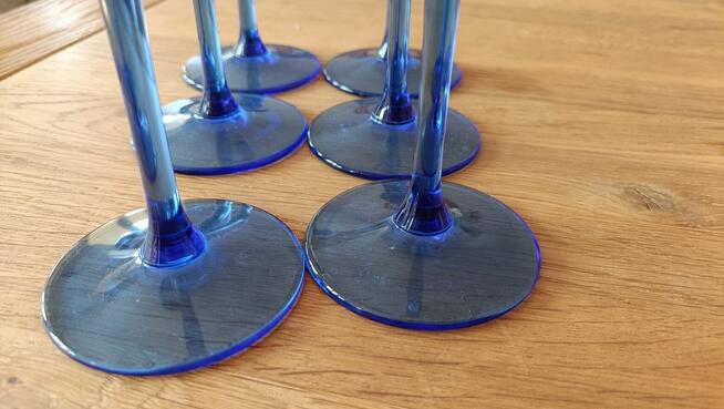 Piękne kobaltowe kieliszki do szampana