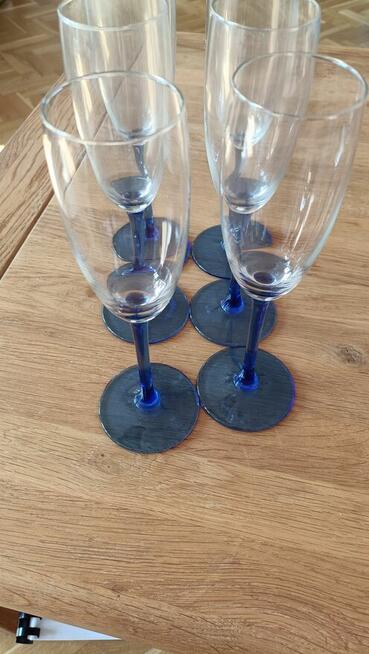 Piękne kobaltowe kieliszki do szampana