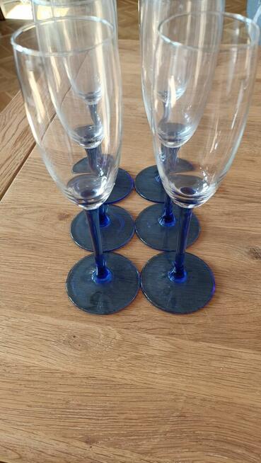 Piękne kobaltowe kieliszki do szampana