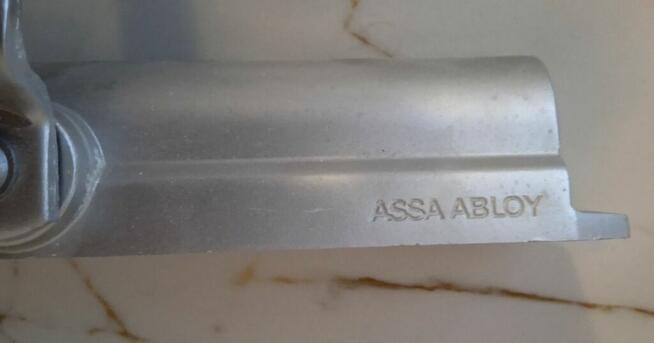 Nowy samozamykacz ASSA ABLOY dc120 srebrny, z ramieniem
