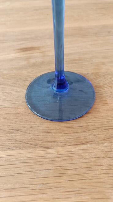 Piękne kobaltowe kieliszki do szampana