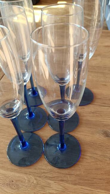 Piękne kobaltowe kieliszki do szampana
