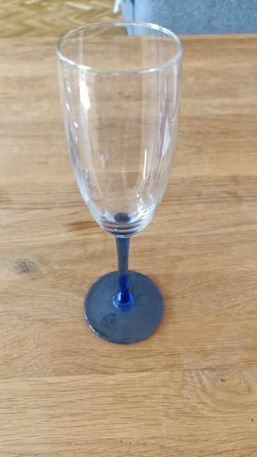 Piękne kobaltowe kieliszki do szampana
