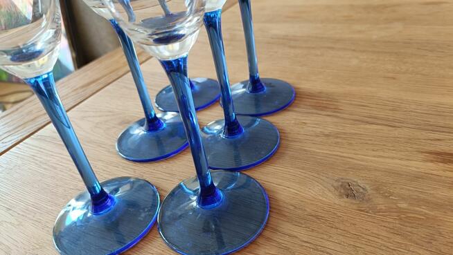 Piękne kobaltowe kieliszki do szampana