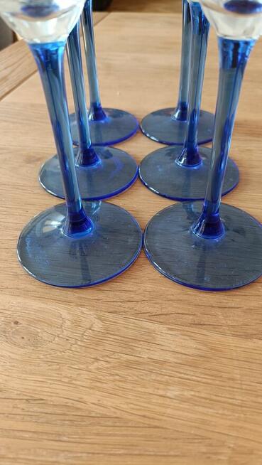 Piękne kobaltowe kieliszki do szampana