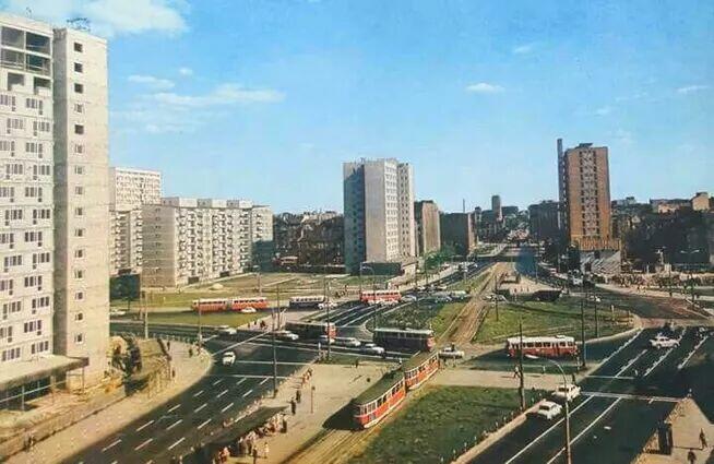 Centrum al. Jana Pawła II, przy rondzie ONZ-dwie linie metra