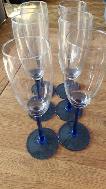 Piękne kobaltowe kieliszki do szampana
