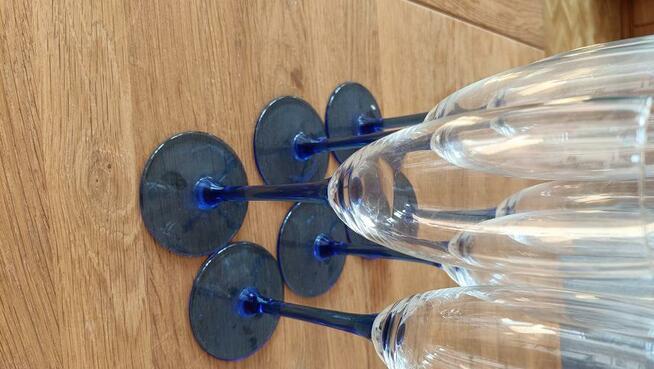 Piękne kobaltowe kieliszki do szampana