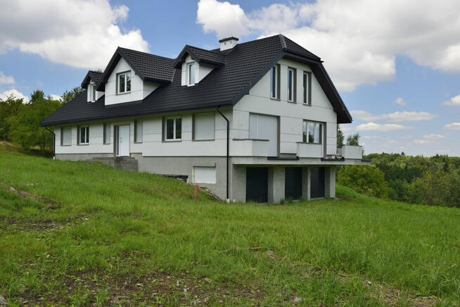 Sprzedam duży dom w górach, z lasem, działka 4,2 ha.