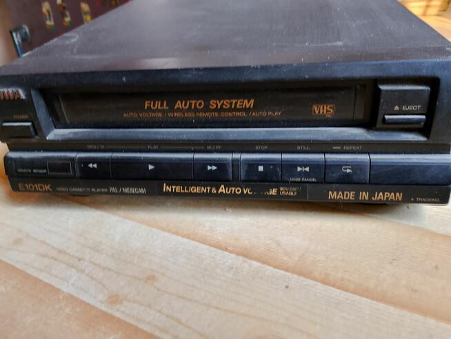 Stary sprzęt dvd i CD dla zbieracza.