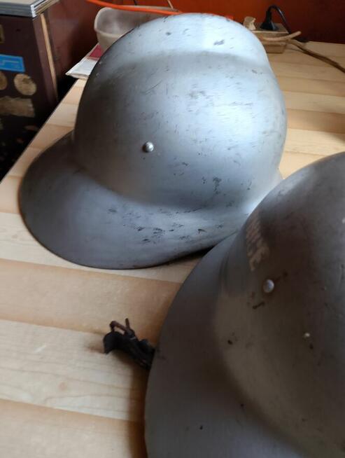 Stare hełmy strażackie.