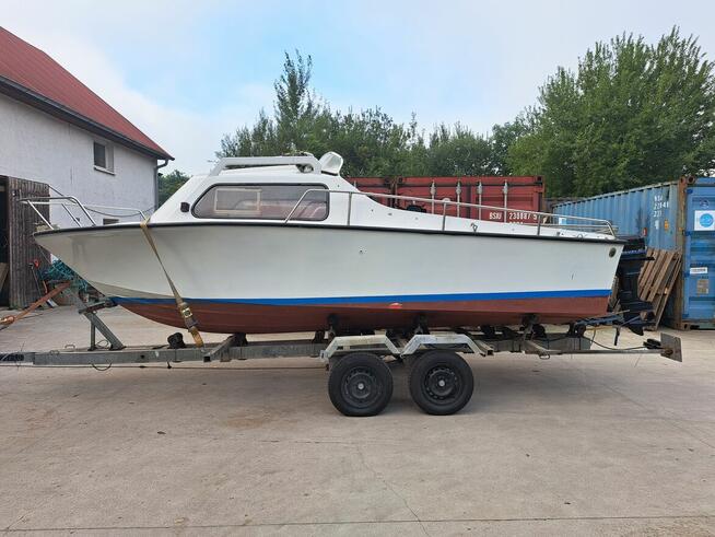 Łódź motorowa kabinowa