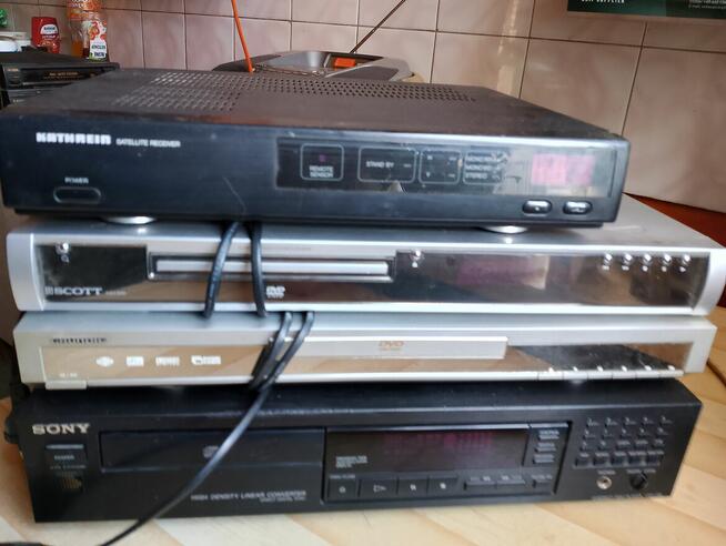 Stary sprzęt dvd i CD dla zbieracza.