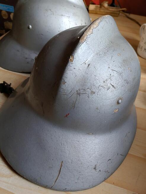 Stare hełmy strażackie.