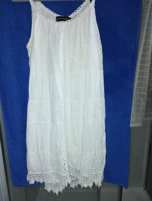 Biała sukienka na ramiączkach koronka