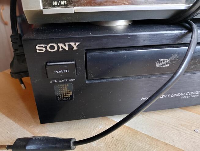 Stary sprzęt dvd i CD dla zbieracza.