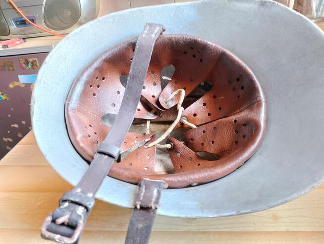 Stare hełmy strażackie.