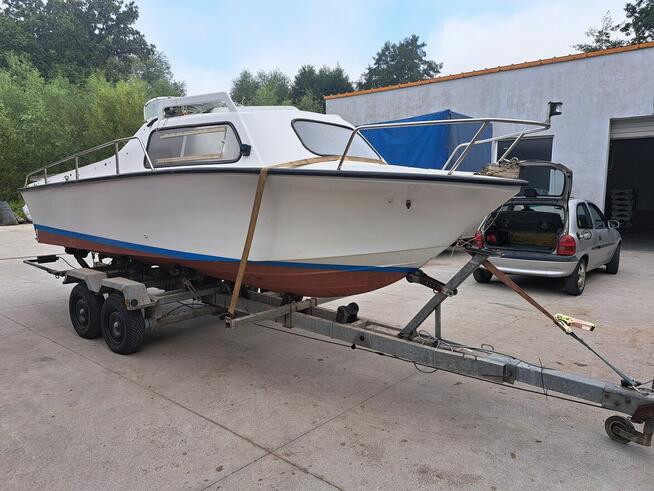 Łódź motorowa kabinowa