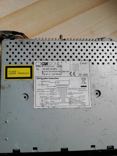 Dwa radia samochodowe jak na zdjęciach.