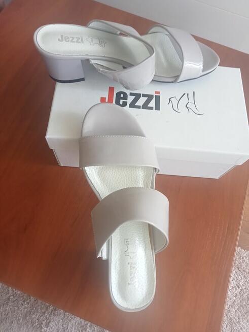 Klapki na obcasie popielate roz 38