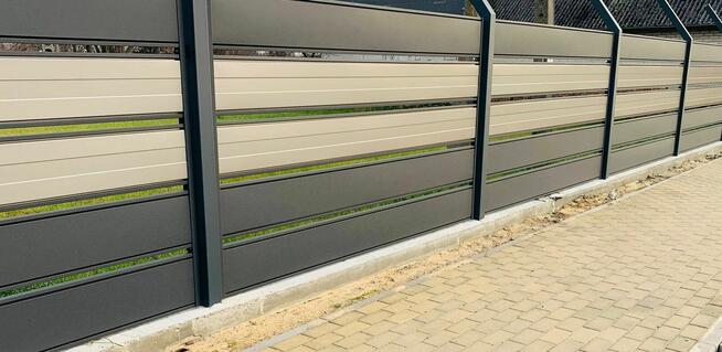 Ogrodzenia metalowe poziome z montażem. Panele palisadowe