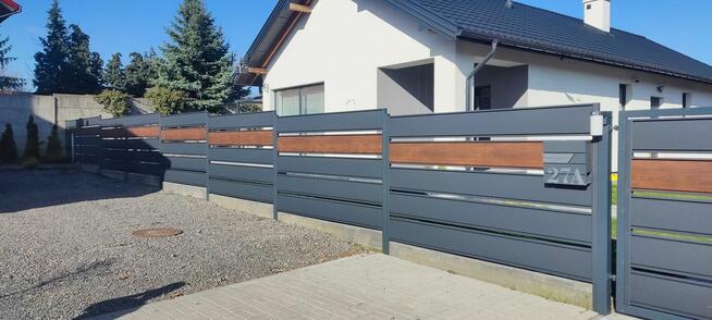 Ogrodzenia metalowe poziome z montażem. Panele palisadowe