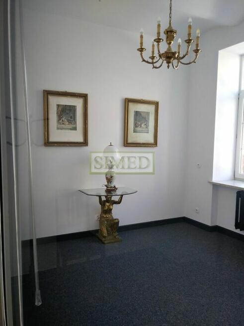 Styl loftowy , zabytkowa fabryka z XIX wieku .