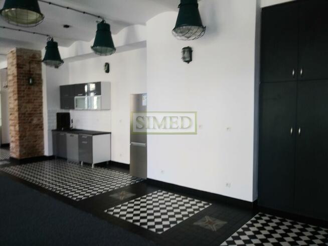 Styl loftowy , zabytkowa fabryka z XIX wieku .