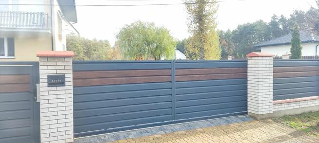 Ogrodzenia metalowe poziome z montażem. Panele palisadowe