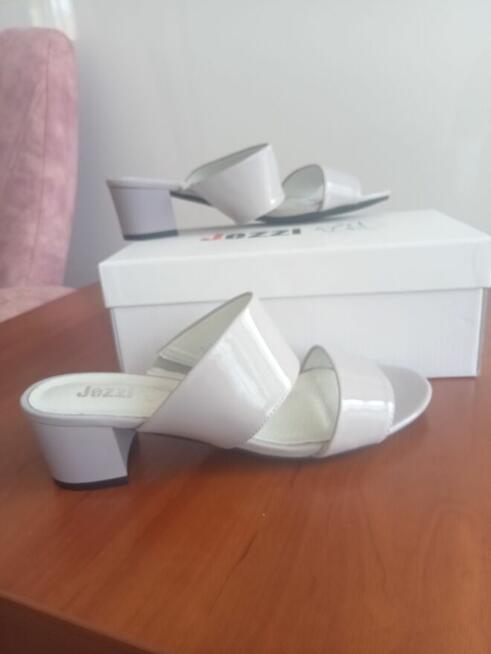 Klapki na obcasie popielate roz 38