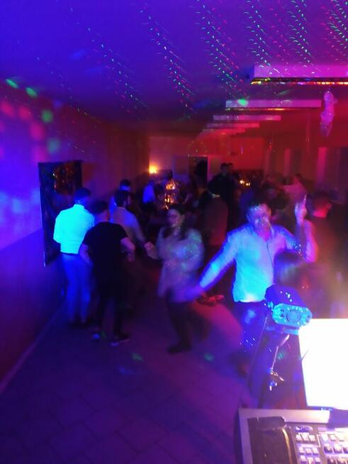 DJ prezenter oraz muzyk grający śpiewający - jedna osoba