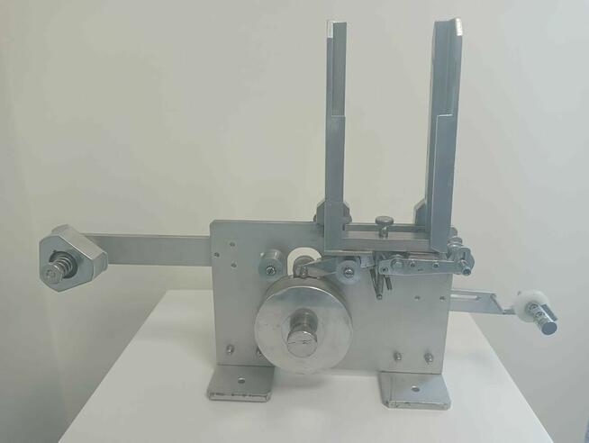 Sklejarka uchwytów samoprzylepnych