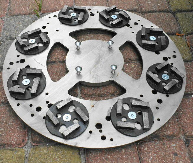 Segment fi 100z 4 diamentami do szlifowania twardych betonów