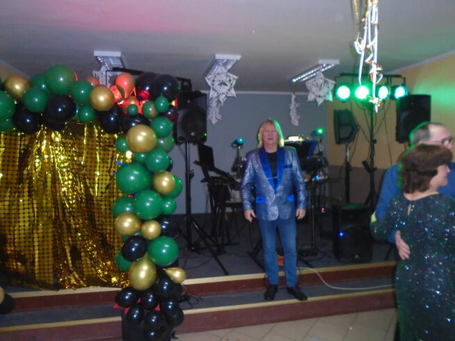 DJ prezenter oraz muzyk grający śpiewający - jedna osoba