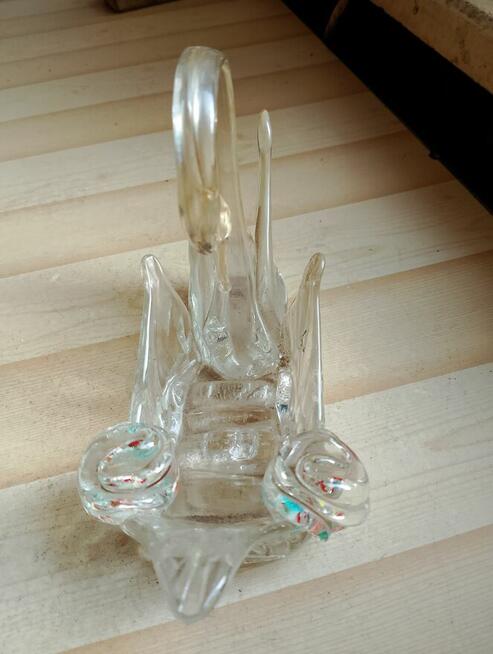 Dekoracyjny łabędź wykonany z kryształu.