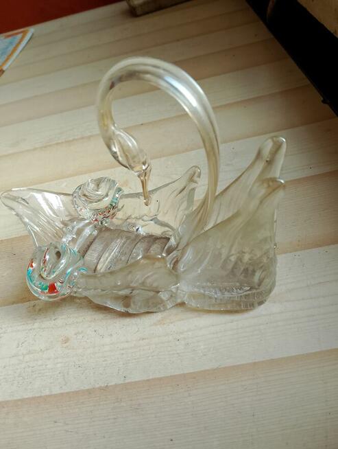 Dekoracyjny łabędź wykonany z kryształu.
