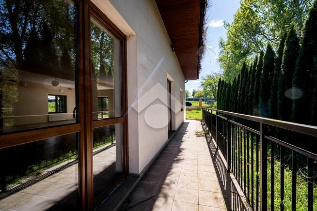 Nieruchomość komercyjna z gruntem i parkingiem przy DK94