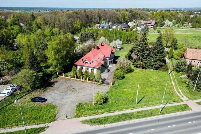 Nieruchomość komercyjna z gruntem i parkingiem przy DK94