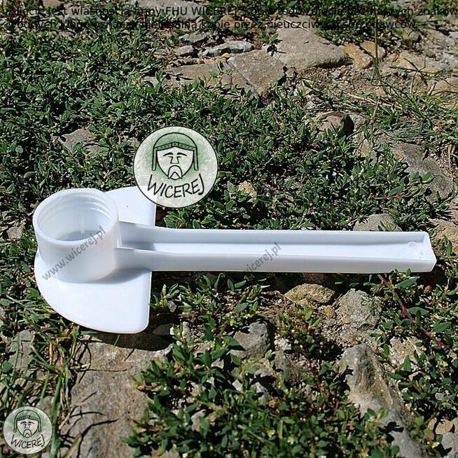 Poidło wylotowe dla pszczół zakręcane na butelkę podkarmiacz