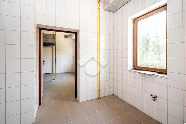 Obiekt komercyjny z gruntem i własnym parkingiem przy Dk 94