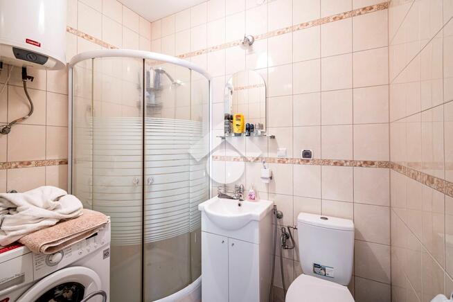 Obiekt komercyjny z gruntem i własnym parkingiem przy Dk 94