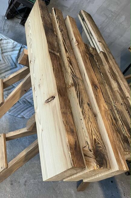 Meble z Duszą: Ręcznie Wykonane ze Starych Ciosanych Belek