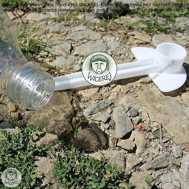 Poidło wylotowe dla pszczół zakręcane na butelkę podkarmiacz