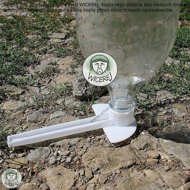 Poidło wylotowe dla pszczół zakręcane na butelkę podkarmiacz