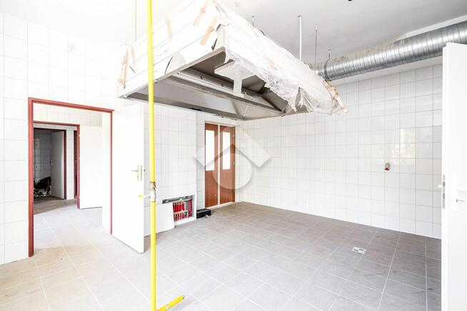 Obiekt komercyjny z gruntem i własnym parkingiem przy Dk 94