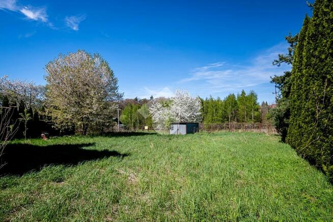 Nieruchomość komercyjna z gruntem i parkingiem przy DK94